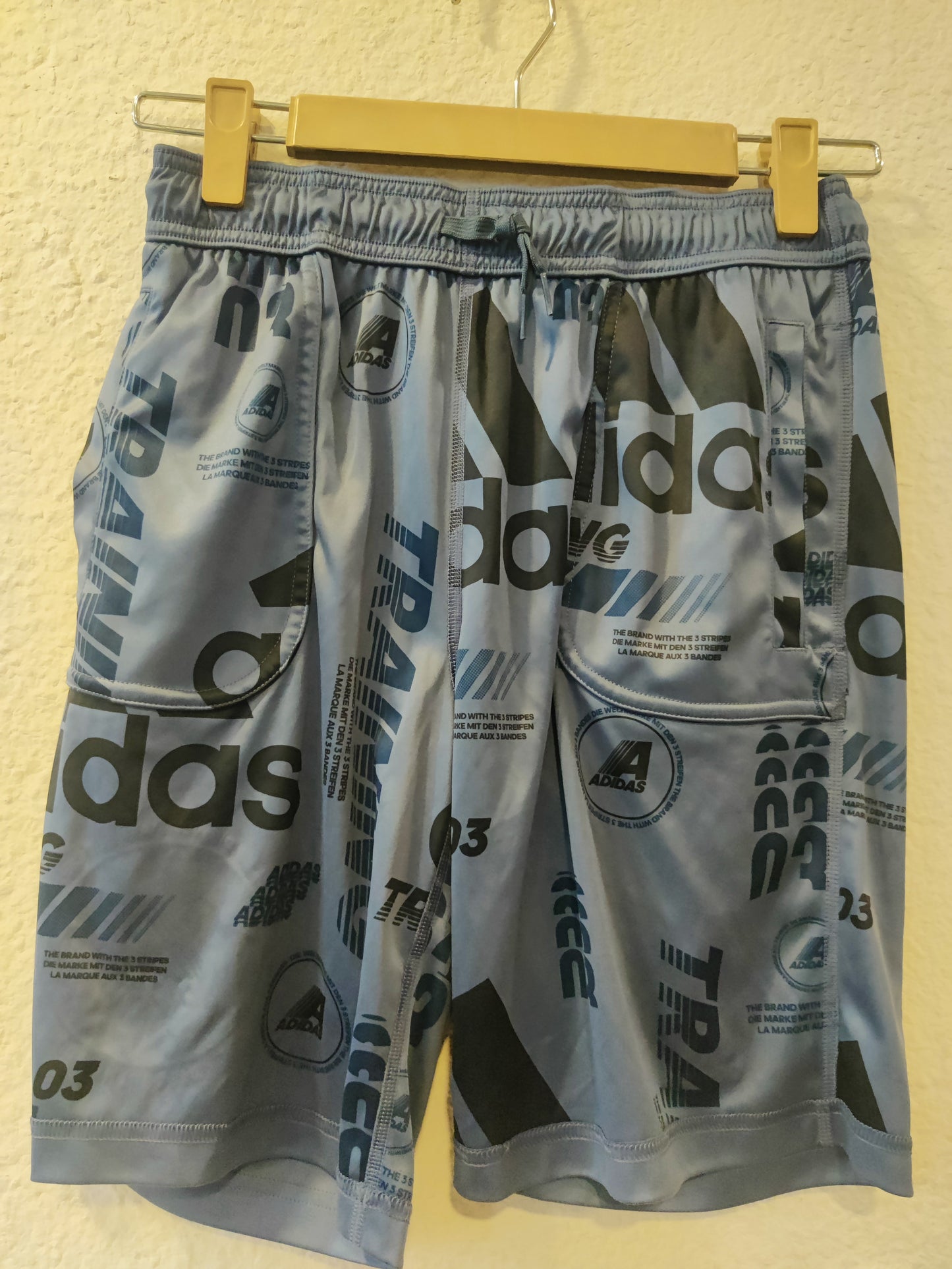 [ADIDAS] SHORTS SIZE MEDIUM