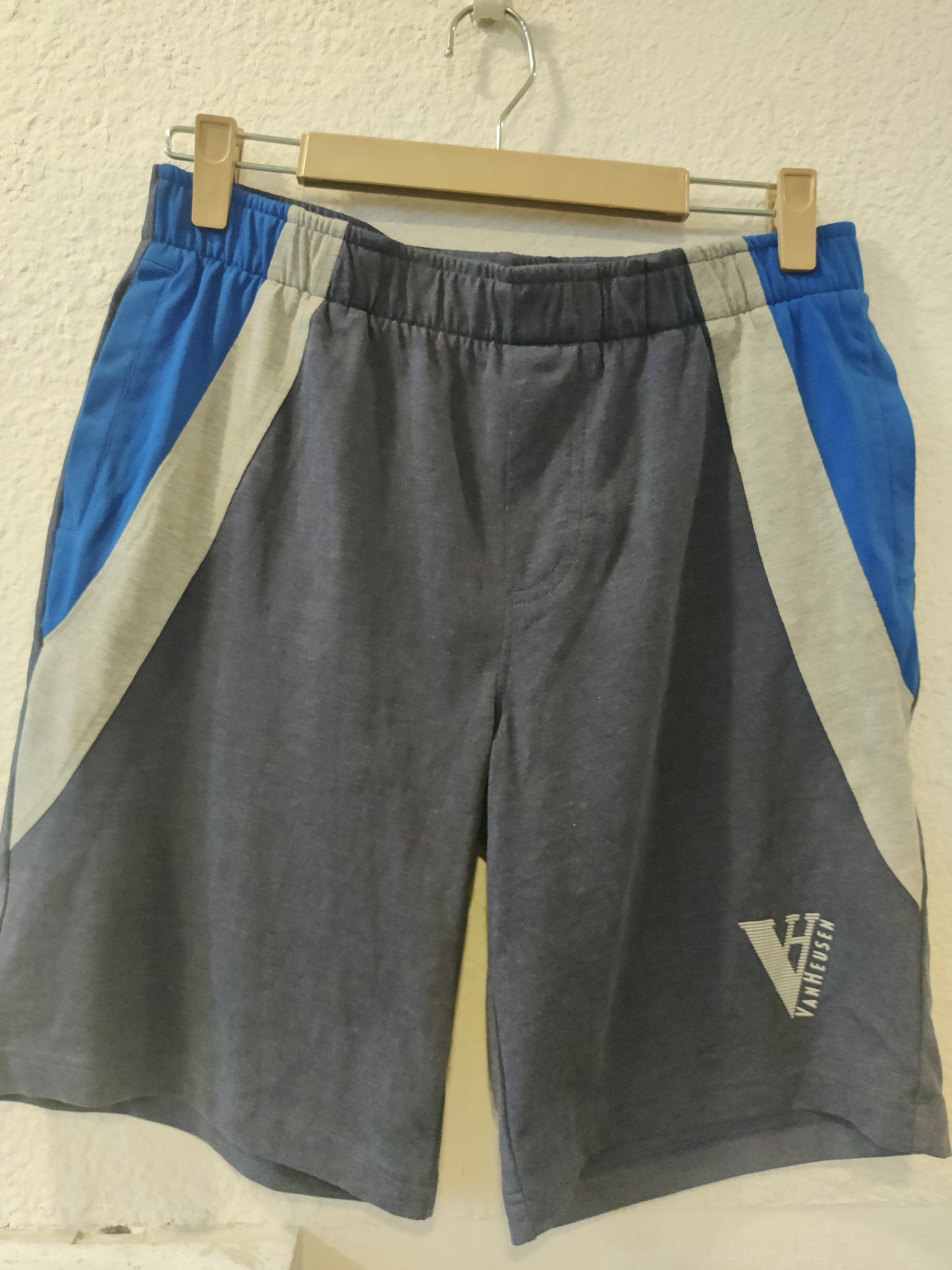 [VAN HEUSEN] SHORTS SIZE MEDIUM